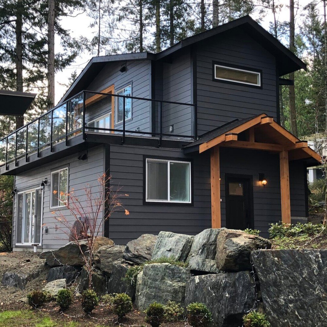We recently completed this custom-cottage for one of our equestrian clients, with plenty of front windows to take advantage of that stunning view!

#HomeConstruction #HomeBuilder #DreamHome #ModernHome #ModernCottage #ModernHomeDesign #FinishingDetai