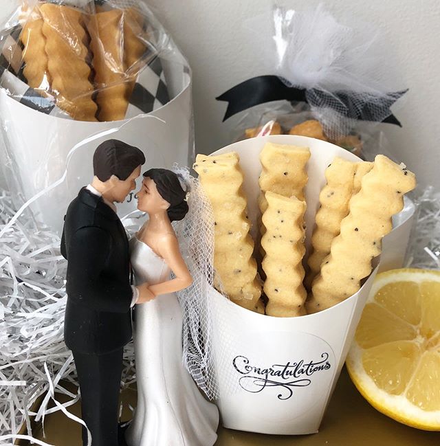 Celebrate the Bride and Groom with customized Cookie Fries! 😘🍪
