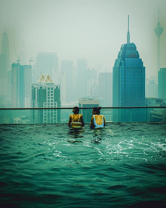 So what you do when your airline send your bag with swimming costume to a different country 🤦🏻? Can&rsquo;t swim the infinity pool watching the famous Petronas Twin tower so you sit outside the pool, sip fresh beer and click fake candid photos of y