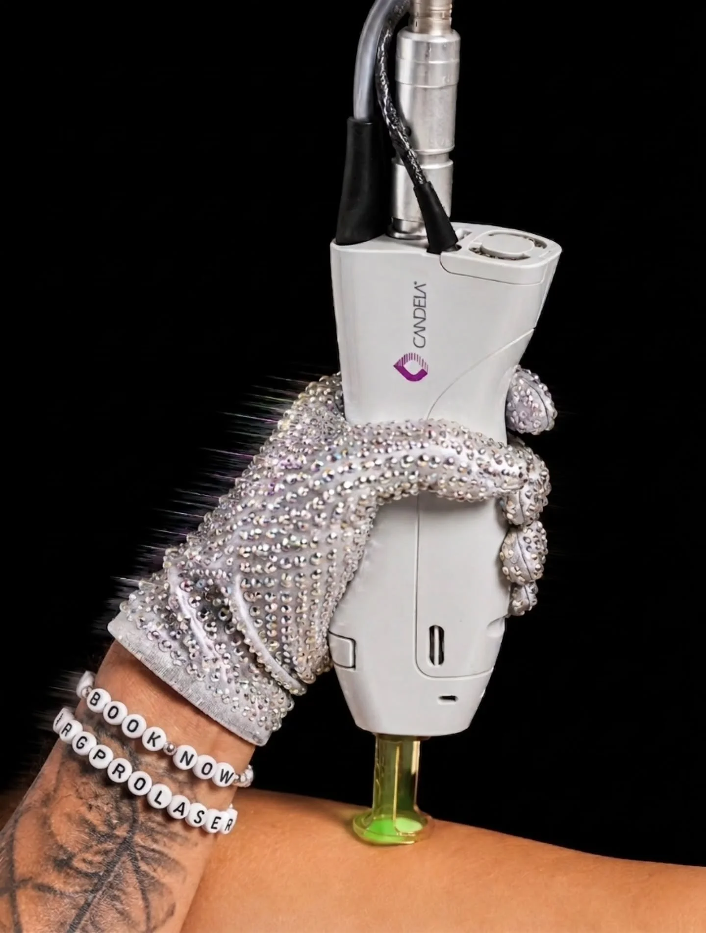 If Drake can drop 3 albums in one night, you can definitely take 20 minutes to invest in your skin. Book Now and get summer ready habibti😘 🧊💎⚡️ #certifiedsmooth #laserhairremoval #iceman #candelamedical
