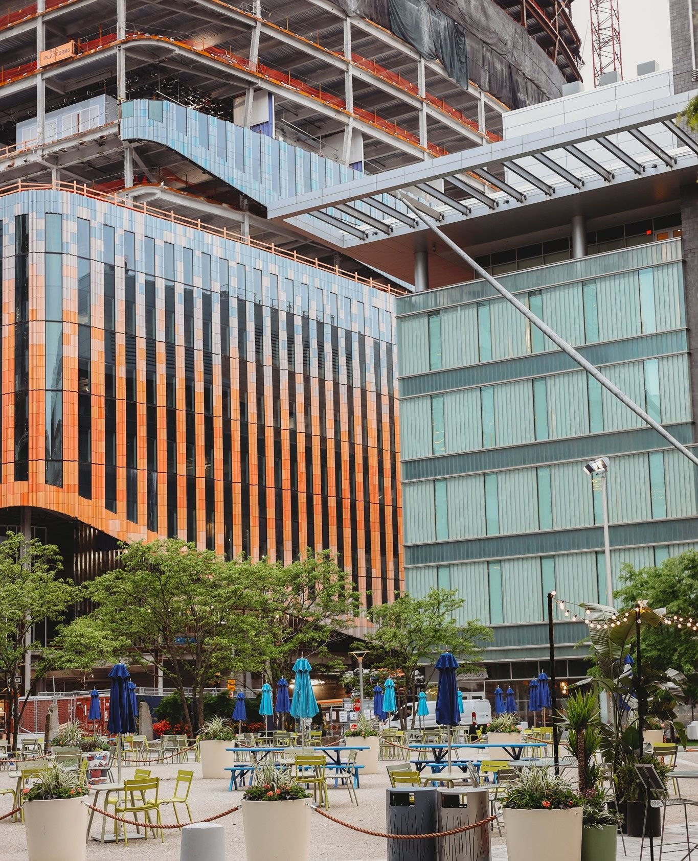 The bold new look of 585 Kendall is turning heads&mdash;and for good reason. The vibrant facade brings a fresh pop of color to Kendall Square, creating a stunning contrast to its surroundings. We can&rsquo;t help but stop and stare when walking by!⁠
