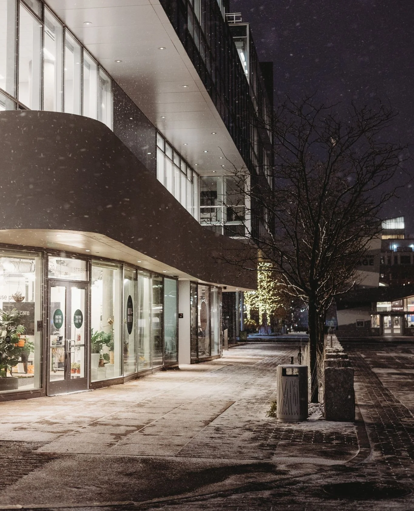 Quiet streets. Soft snow. City lights.⁠
Winter nights at CDK have a beautiful way of slowing everything down.⁠
⁠
#cambridgeatnight #winterincity #newenglandwinter #citylife