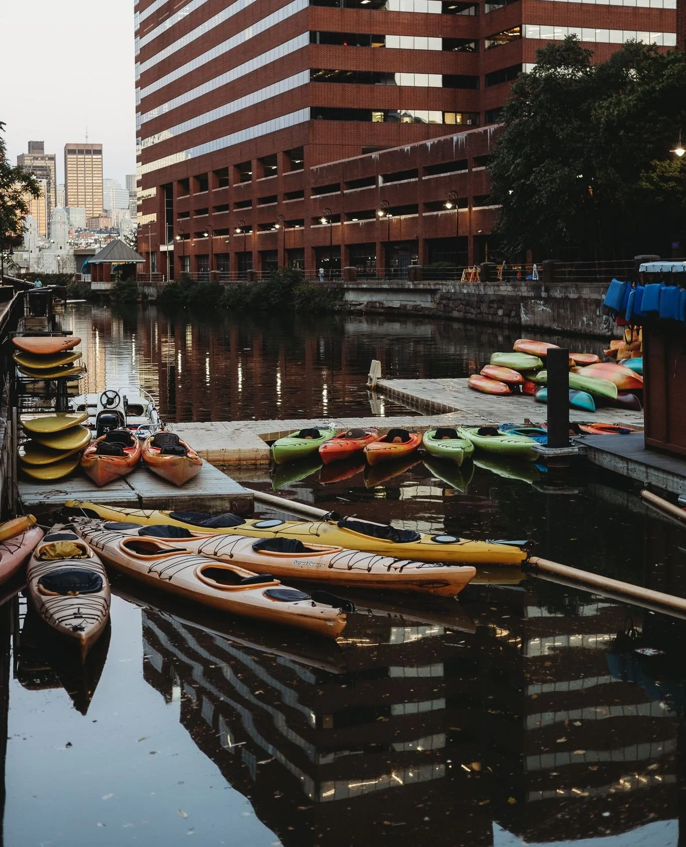 Did you know Paddle Boston's Kendall Square location also hosts their Skyline Tours and Harbor Tours? These are a wonderful way to see the river. Learn more about our the tours at paddleboston.com 🛶