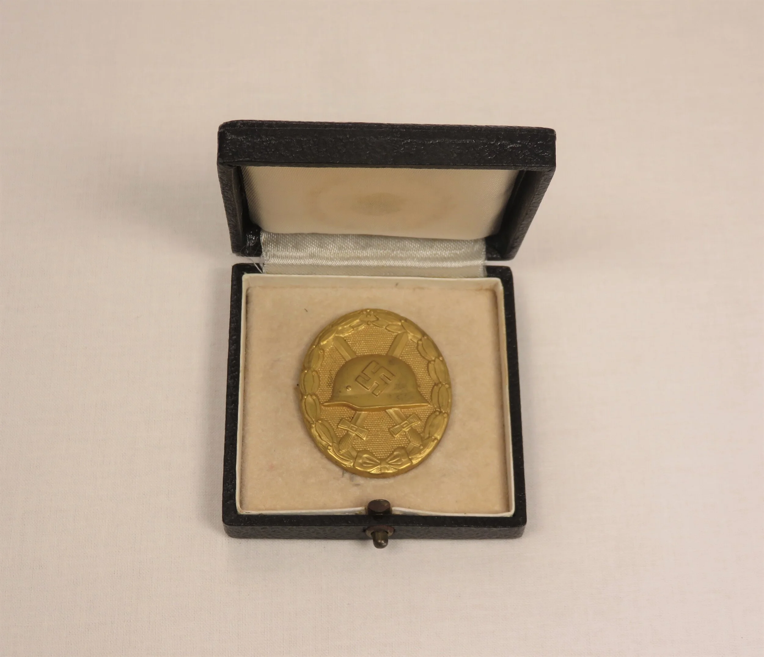 Germany.  Wehrmacht.  Cased Wound Badge (Gold) by Vienna Mint