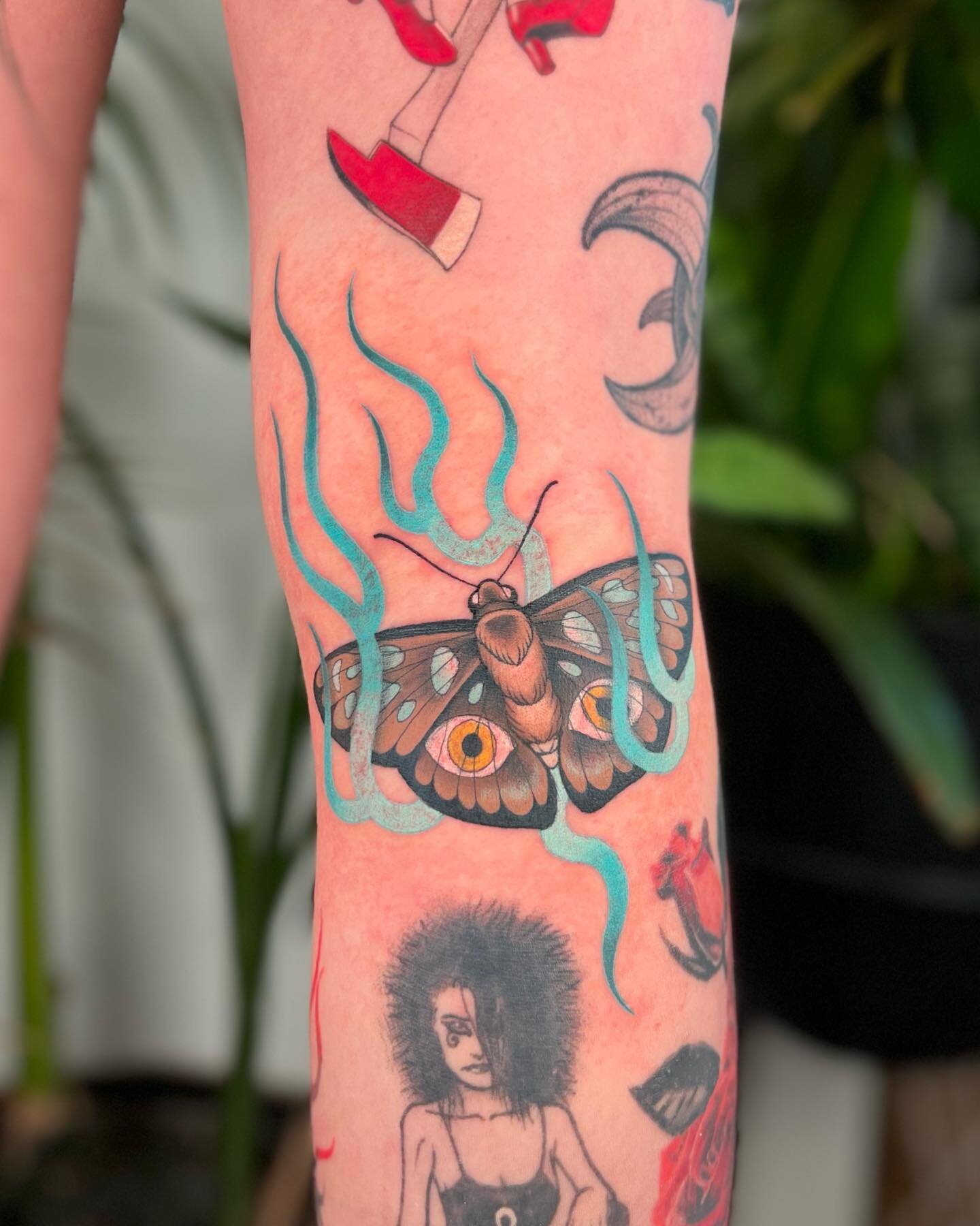 flaming moth
had the honor of tattooing @jandruff &lsquo;s spicy lil knee ditch and she sat like a g 
&bull;
#RayCorsonTattoo 
#DallasTattooArtist 
#TexasTattoos
#FemaleTattooer