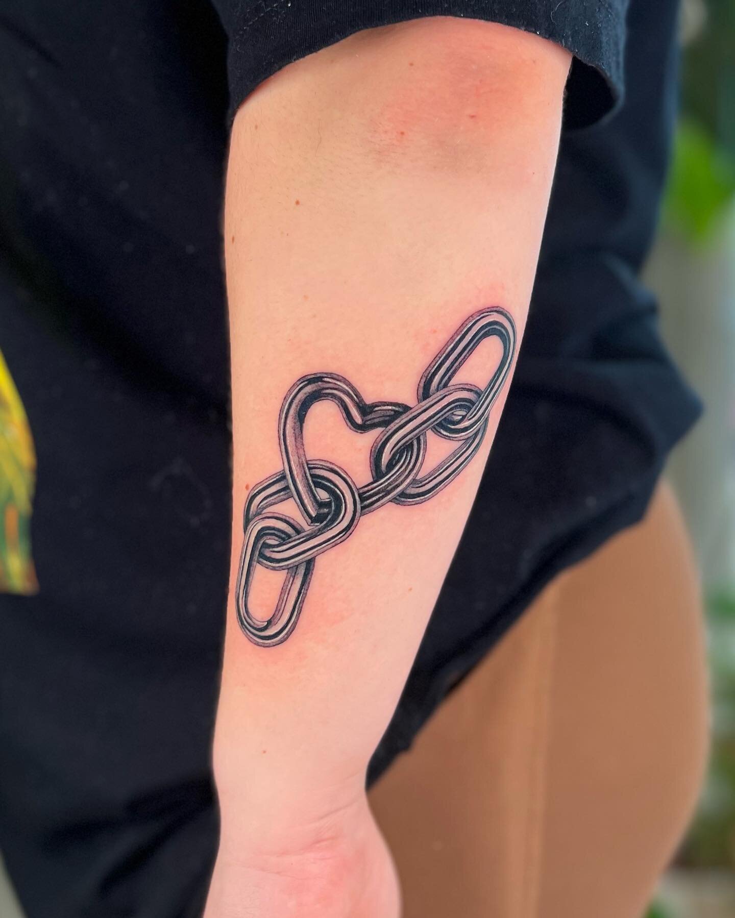 heart chain from my flash
had so much fun making this chain link for my lovely client, nina. 
&bull;
#RayCorsonTattoo 
#DallasTattooArtist 
#TexasTattoos
#FemaleTattooer 
#ChainTattoo 
#HeartChain