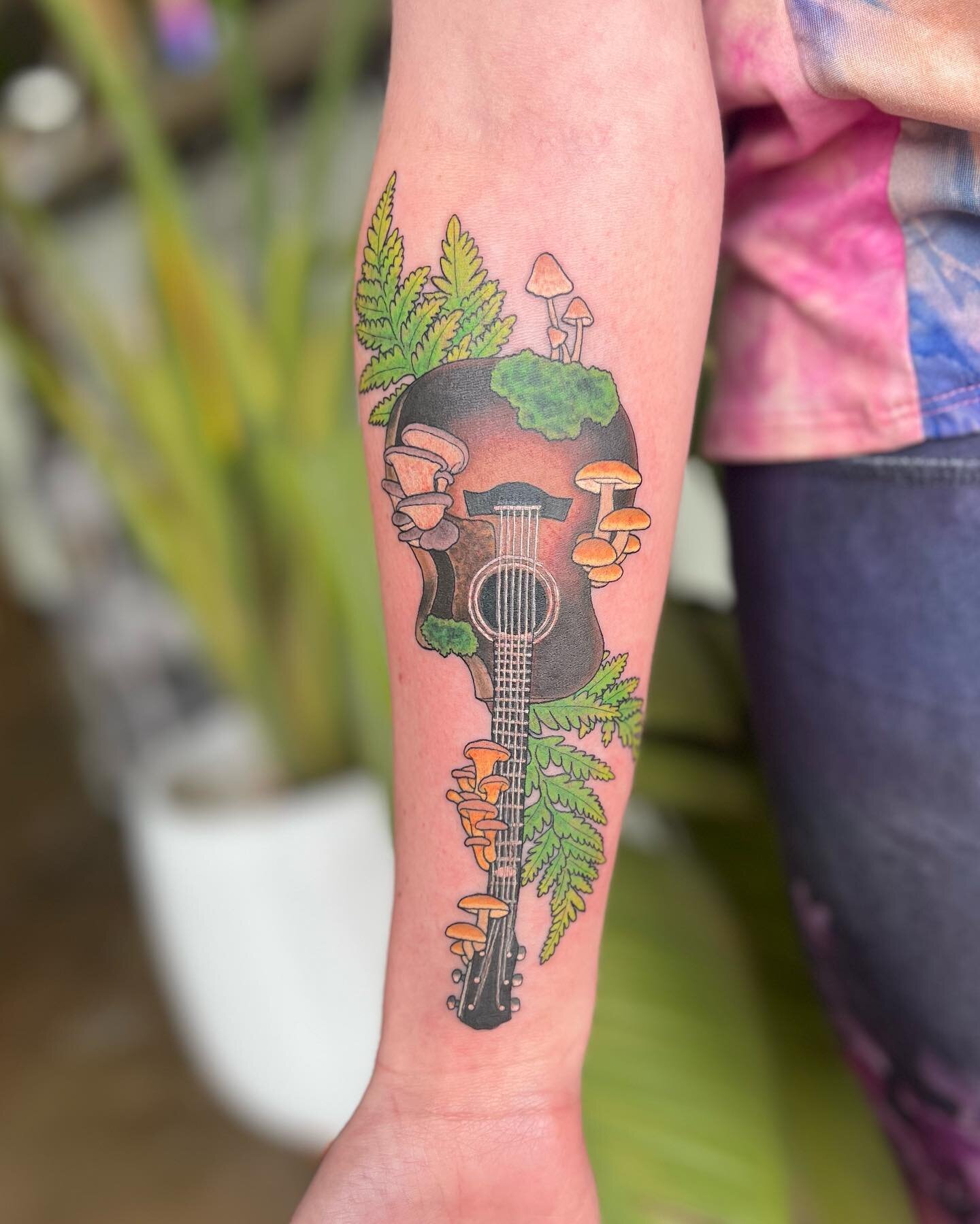 Ellie&rsquo;s guitar
Had a ton of fun making this tattoo inspired by The Last Of Us for my amazing client, Blessing. Thank you for making the trip from Austin to work with me!
&bull;
#RayCorsonTattoo 
#DallasTattooArtist 
#TexasTattoos
#FemaleTattooe