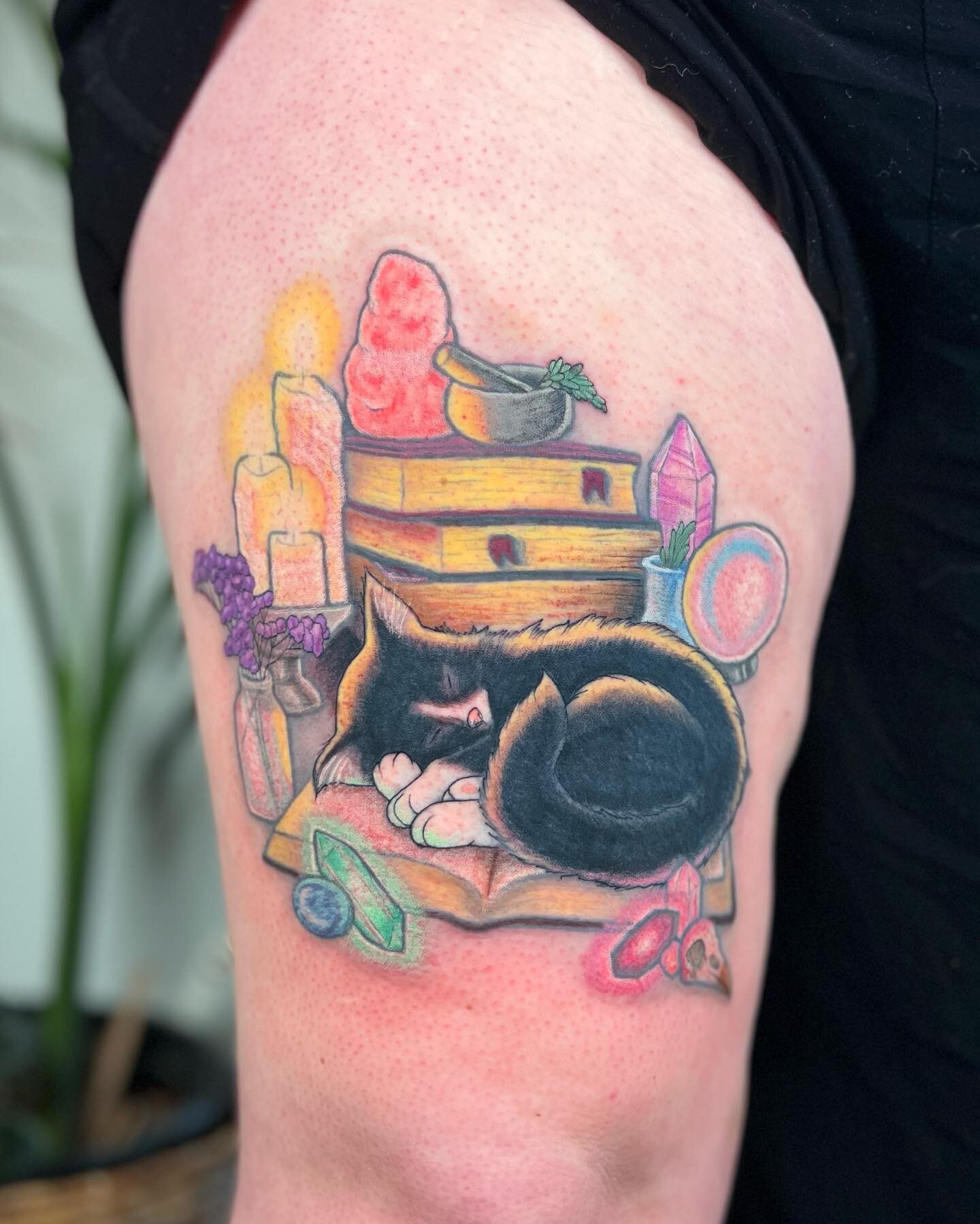 Mystical kitty (some healed / some fresh)
Finally finished this piece that we started in 2019! Had so much fun with this. Thanks for sitting like a boss, Tara!
&bull;
#RayCorsonTattoo 
#DallasTattooArtist 
#TexasTattoos
#FemaleTattooer 
#CatTattoo 
#