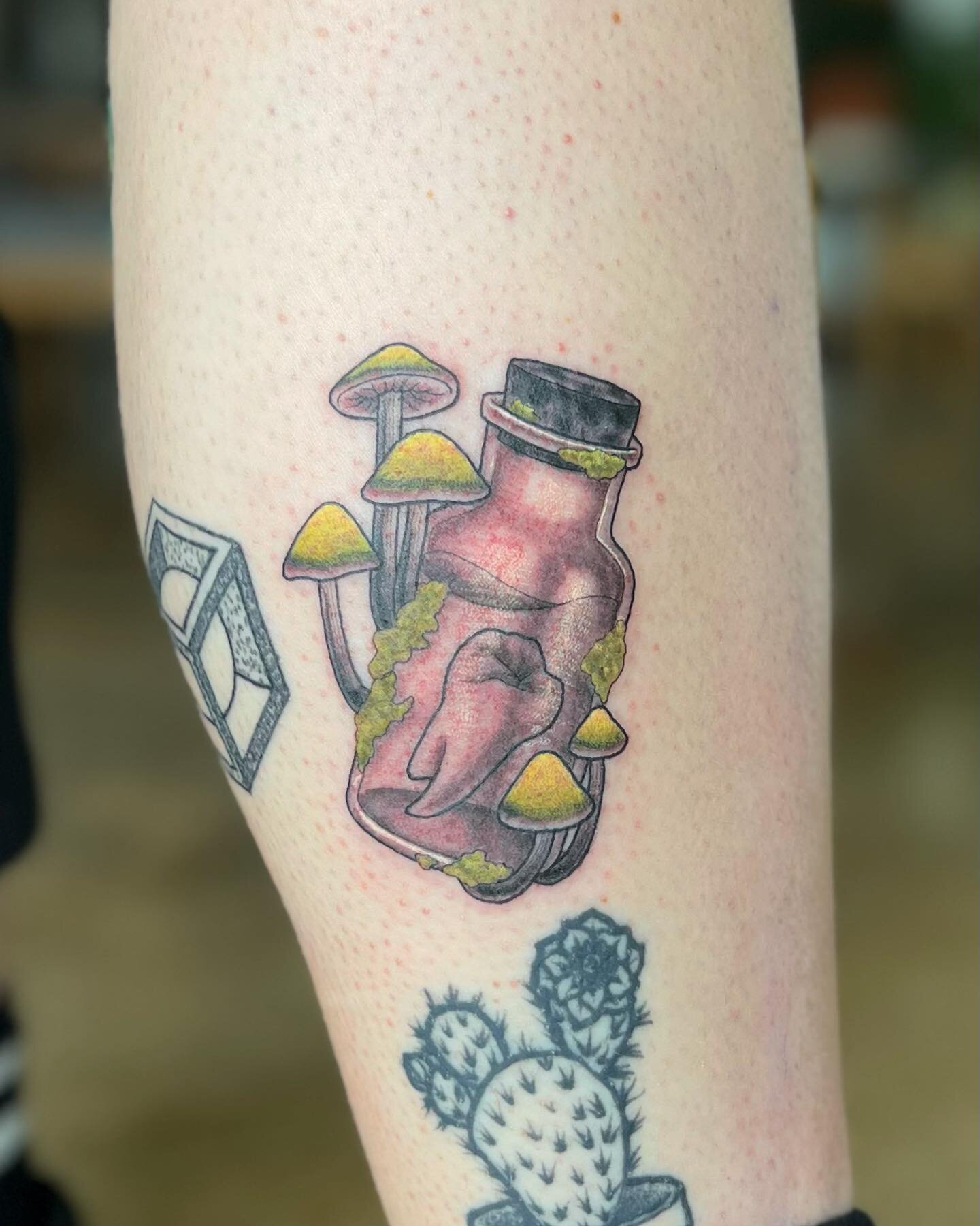 Shroomy tooth
Had fun making this magical tooth jar for Jasey inspired by her mom who was a dentist!
&bull;
#RayCorsonTattoo 
#DallasTattooArtist 
#TexasTattoos
#FemaleTattooer 
#ToothTattoo 
#MushroomTattoo 
#MagicalTattoo