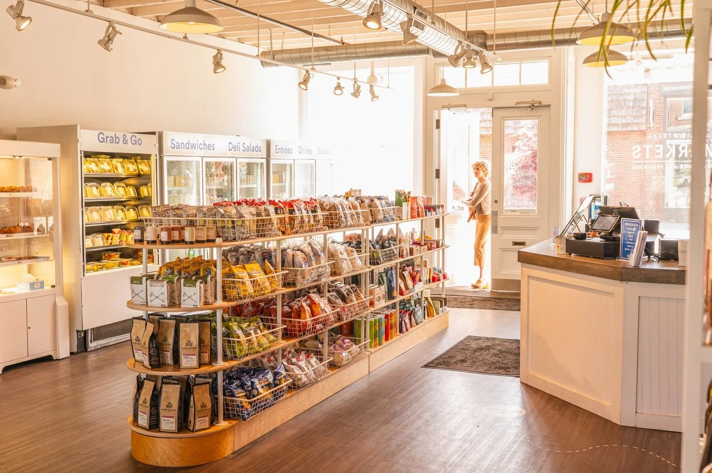 Happy Friday and happy first day of May 🌷

The sun is out, the weekend is calling, and we&rsquo;ve got everything you need to kick it off right. Swing by MSM and grab your favorites ✨

#mainstreetmarkets #mainefood #rocklandmaine #mainecafe #mainepr