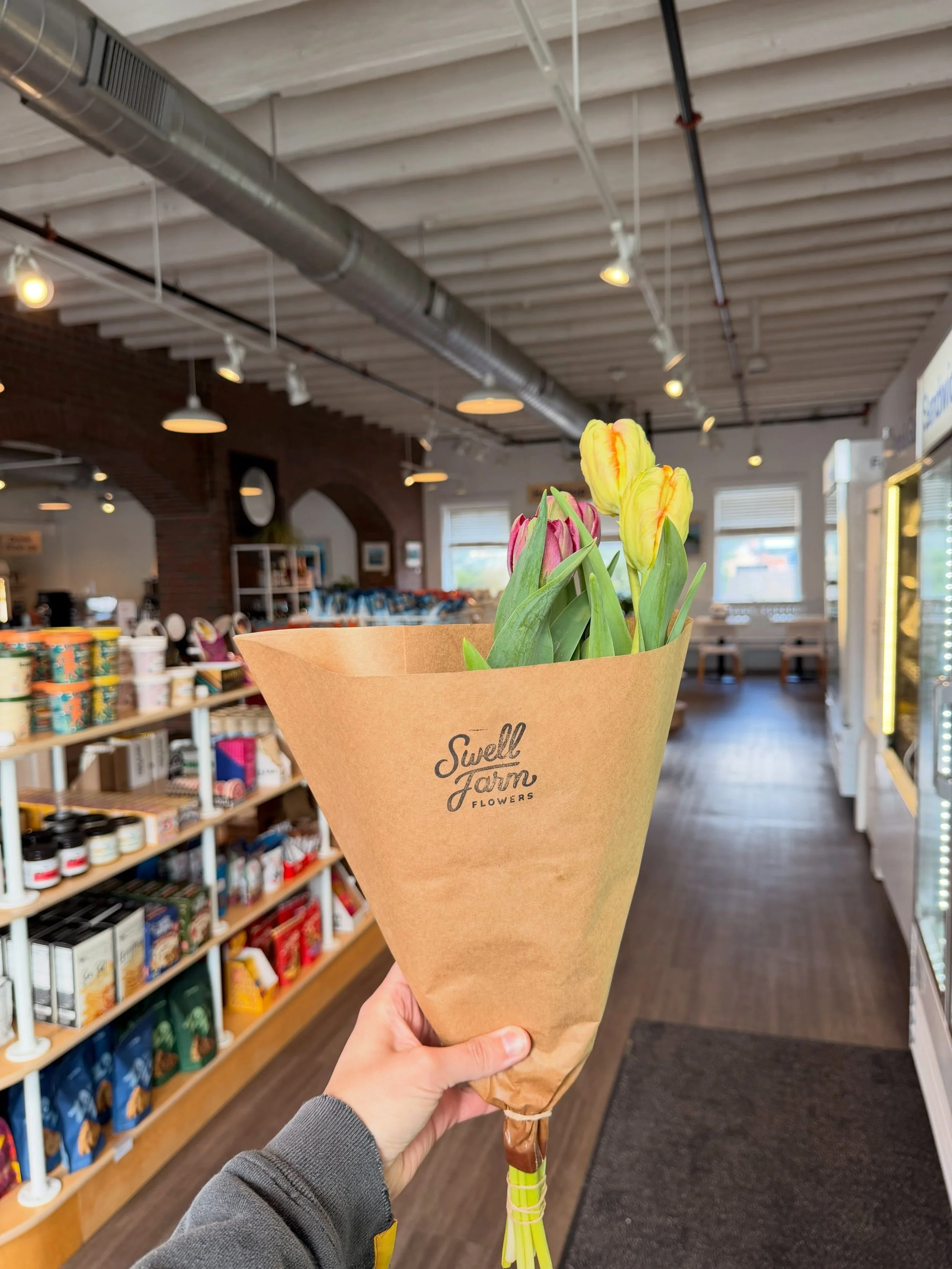 Don&rsquo;t forget to take care of Mom (or Moms&hellip;or yourself) 💐

Swing by MSM for pastries + coffee, grab a bouquet of fresh Swell Farm flowers, and snag a gift card for the sweetest future treat. Available Friday &amp; Saturday!

#mainstreetm