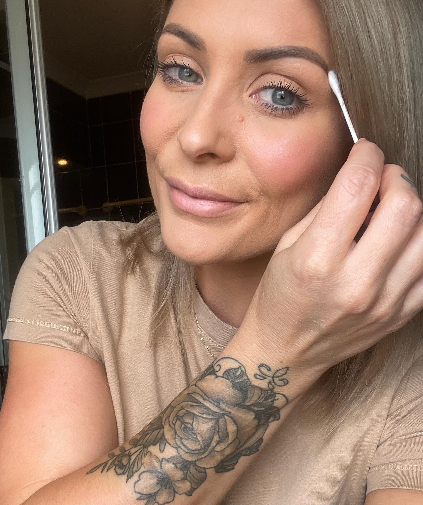 Little tip ‼️ 

Especially for my eyebrow tattoo girls

To see the optimal colour of your brow whether they have been tattooed or tinted~ use a damp cotton tip and wipe over the brow once you have applied your foundation this will ensure any foundati