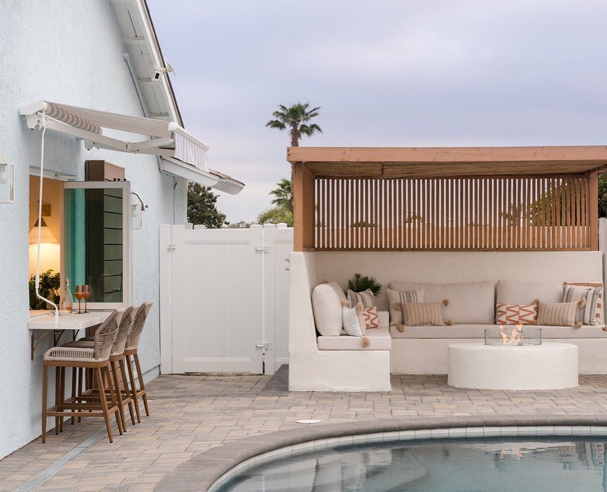 When your Friday mood matches your backyard 😉
⠀⠀⠀⠀⠀⠀⠀⠀⠀
Photography @charlotteleaphotography
Design @terrasolinteriors 
Project @stayblueskies 

#patiomakeover #backyardtransformation #outsidespace #backyardmakeover #beautifulbackyards #backyarddeta