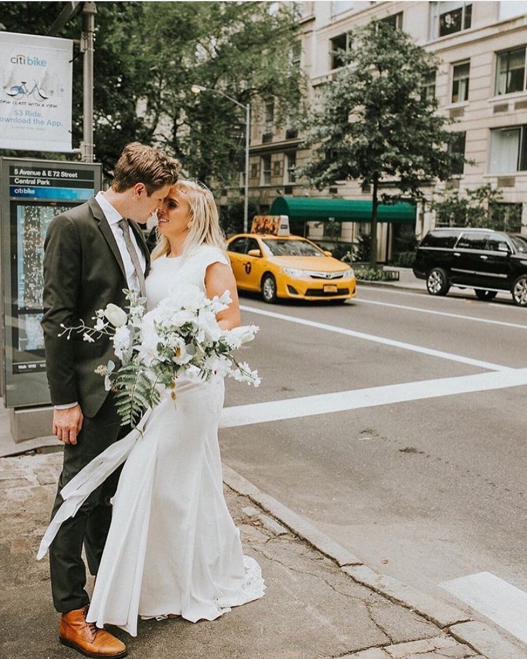 Taking bridals in NYC is allllllways a good idea 😍 // photo: @theevergreencreative #mauloaflorals