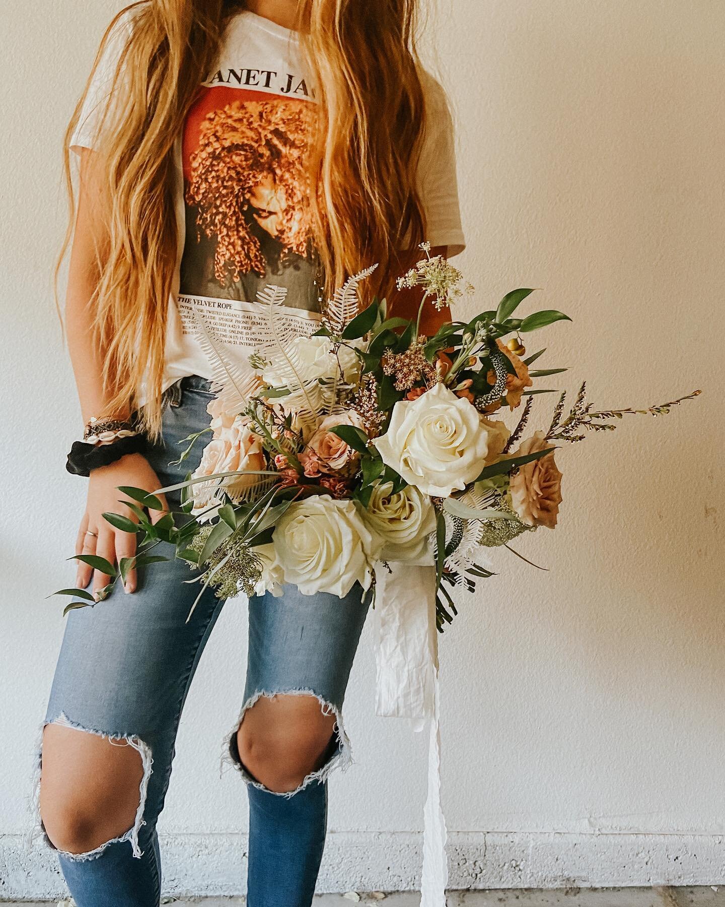 Just really digging this yummy lush white and blush bouquet and I&rsquo;m not even sorry that I&rsquo;ll never get over this classic color combo 😍 // ps have you listened to episode 2 of @flowerpeoplepodcast yet?? Episode 3 drops this Wednesday!! 🙌