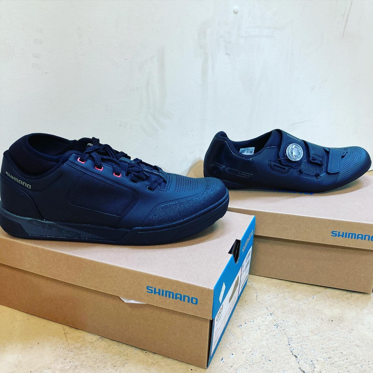 New model Shimano shoes. 

GR9 for flat pedals with the new Ultread rubber better grip. 

RC5 road shoe with Boa dial and carbon reinforced sole for extra stiffness. 

#bunburysbiggestrangeofcyclingshoes
#shimano #shimanoshoes 
.
.
.
.
.
.
#wefixbike