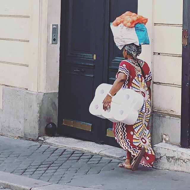 Heavy load #headcarrying #foodshopping #onions #oignons #paris19eme