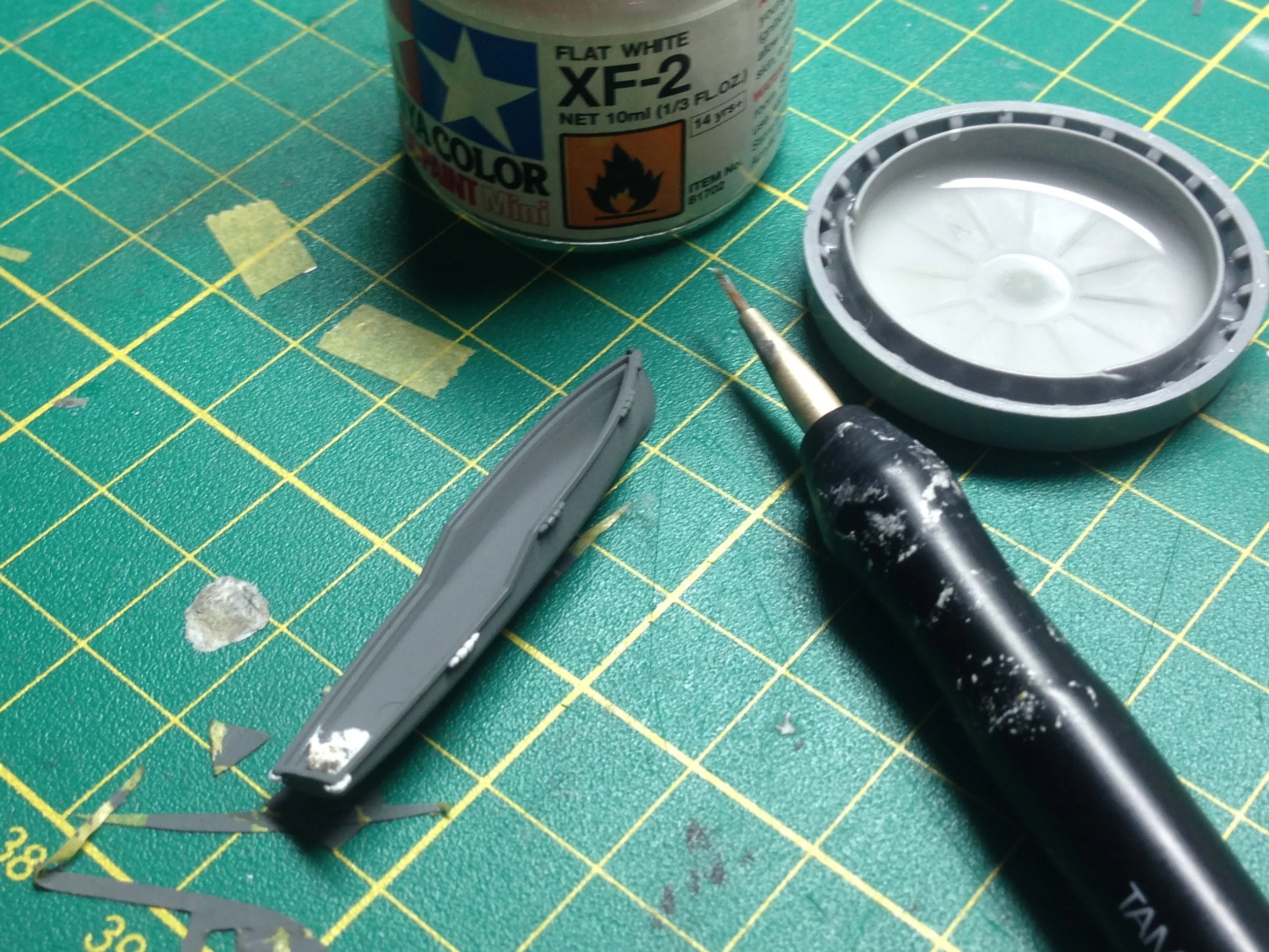 painting-the-white-parts-of-the-hull_32654222554_o.jpg