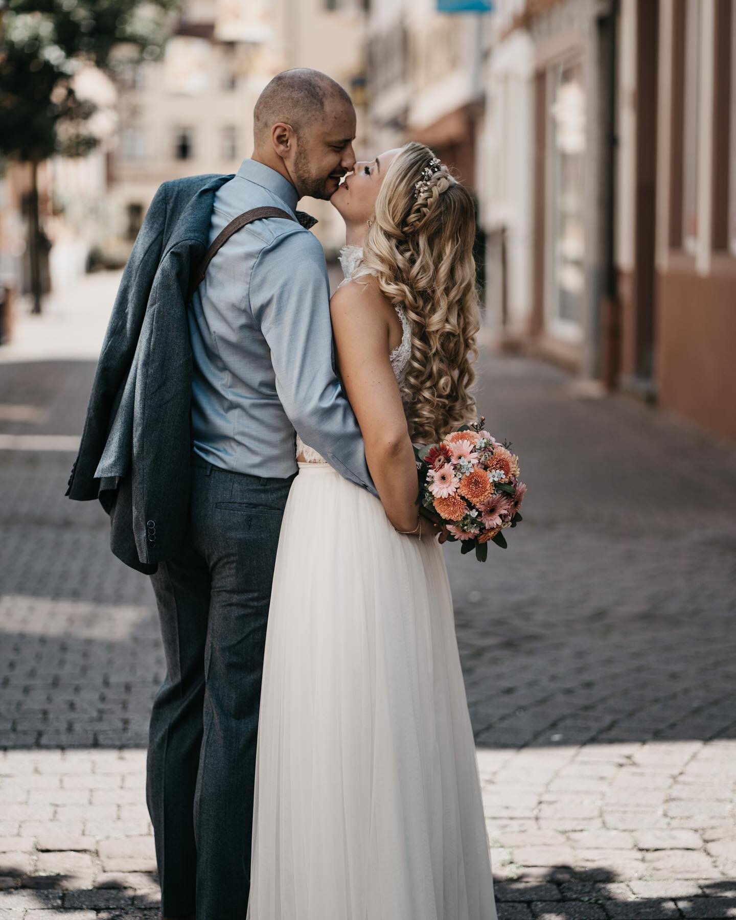 Morgen ist wieder Wedding Day!! Freu mich schon auf die anstehende Hochzeit in Bissersheim im @weingut_mussler 
.
.
.
.
.
#weddingday #weddinginspiration #hochzeitskleid #verlobung