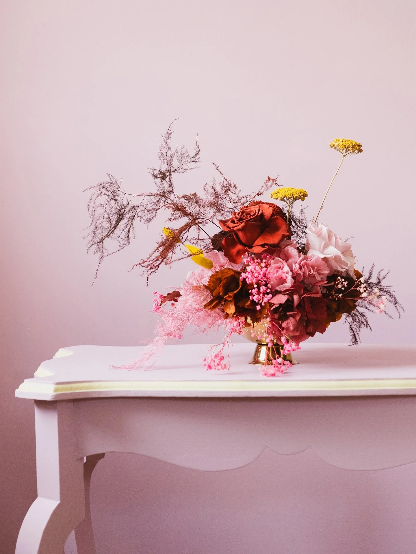 When Sarah @horseshoeflowers told me she was writing a book and that she wanted me onboard to supply the photographs, I was over the moon 📸 Working with Sarah is always a joy, but being trusted with capturing the images for her book was such a privi