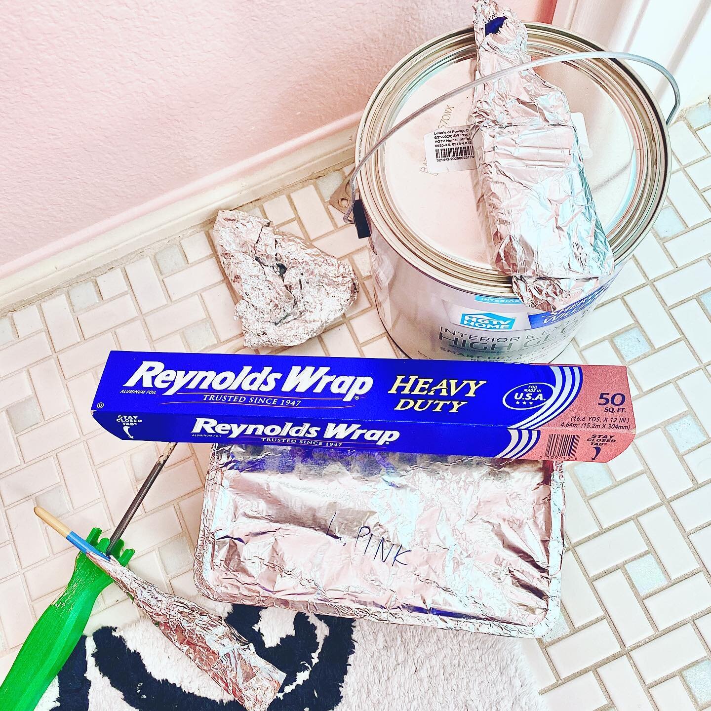 Painters Tip: NEVER buy those expensive brush covers to keep your brushes from drying out! Total waste of money. Instead - use foil to wrap everything. Foil can keep for more than 3 days in my experience and is very inexpensive.
Foil it up, baby! 🙌
