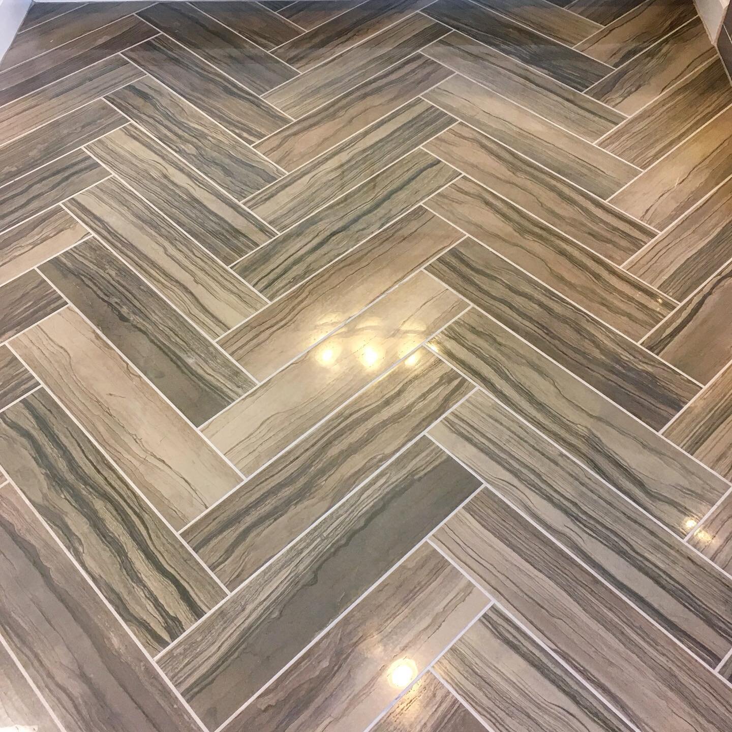 I can't get over these floors😍
Aren't they absolutely gorgeous! Doing a herringbone pattern can cost more in labor, but will be well worth it in the end. Especially when the end product looks like this.
👏👏👏
.
.
.
.
.
#coastalsageeventsanddesign #