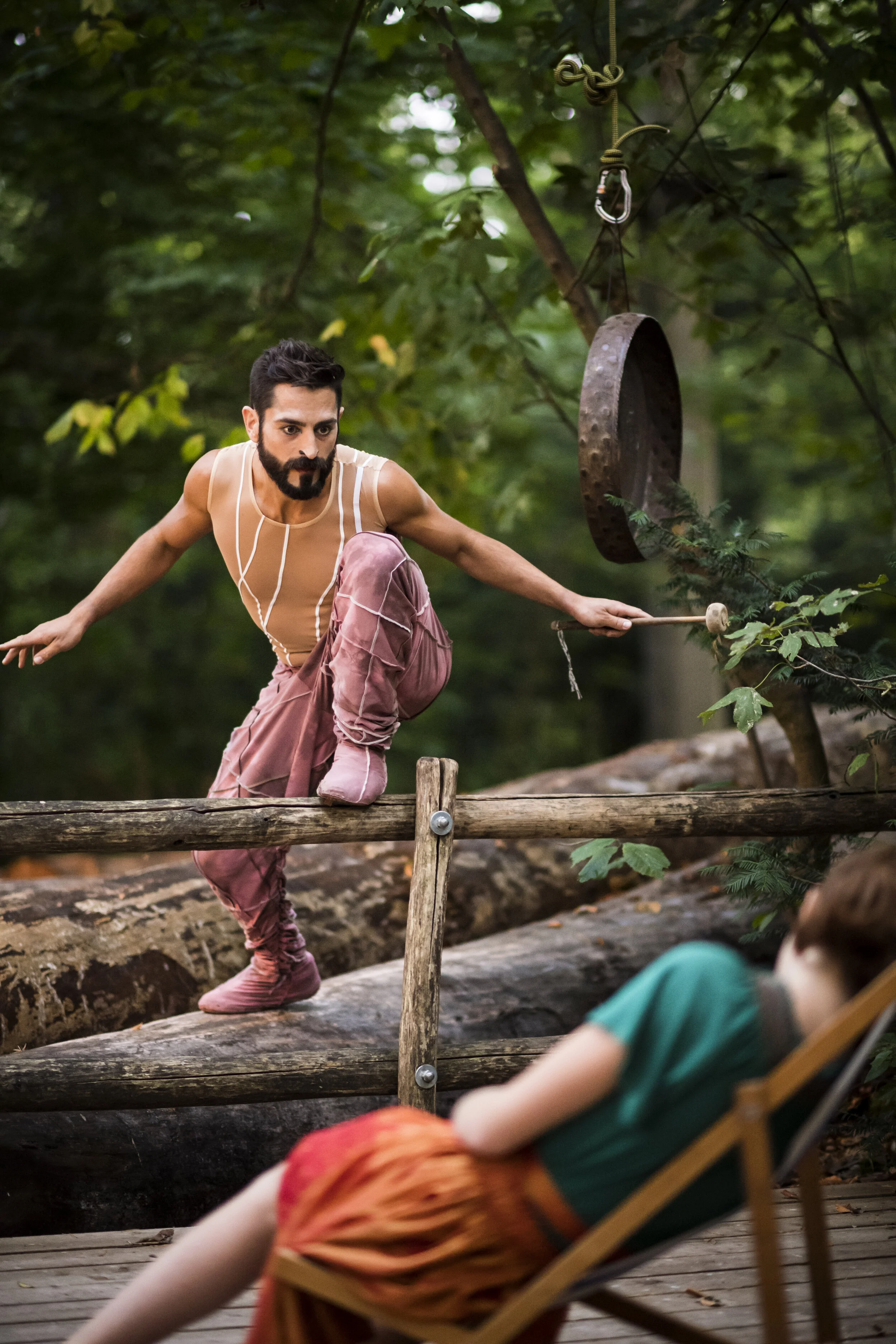 Jesús Capel (ES)Jesús ist ein internationaler Zirkuskünstler, Tänzer und Schauspieler und schloss seine Ausbildung in Luftseilakrobatik am National Centre for Circus Arts in London ab. Zudem absolvierte er das International Contemporary Dance Progra…