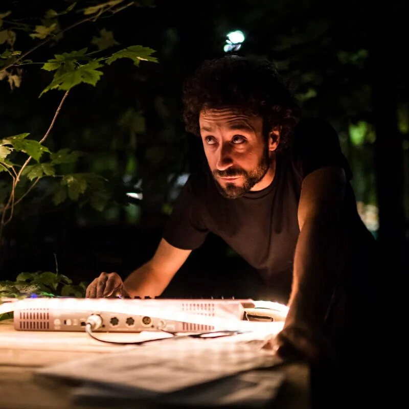 Raphael Vuilleumier (CH)Raphael spielte nach Abschluss der Accademia Teatro Dimitri 2014 in verschiedenen Theaterproduktionen. Er kreiert Lichtkonzepte und Bühnenbilder für seine eigenen Stücke sowie andere Produktionen.