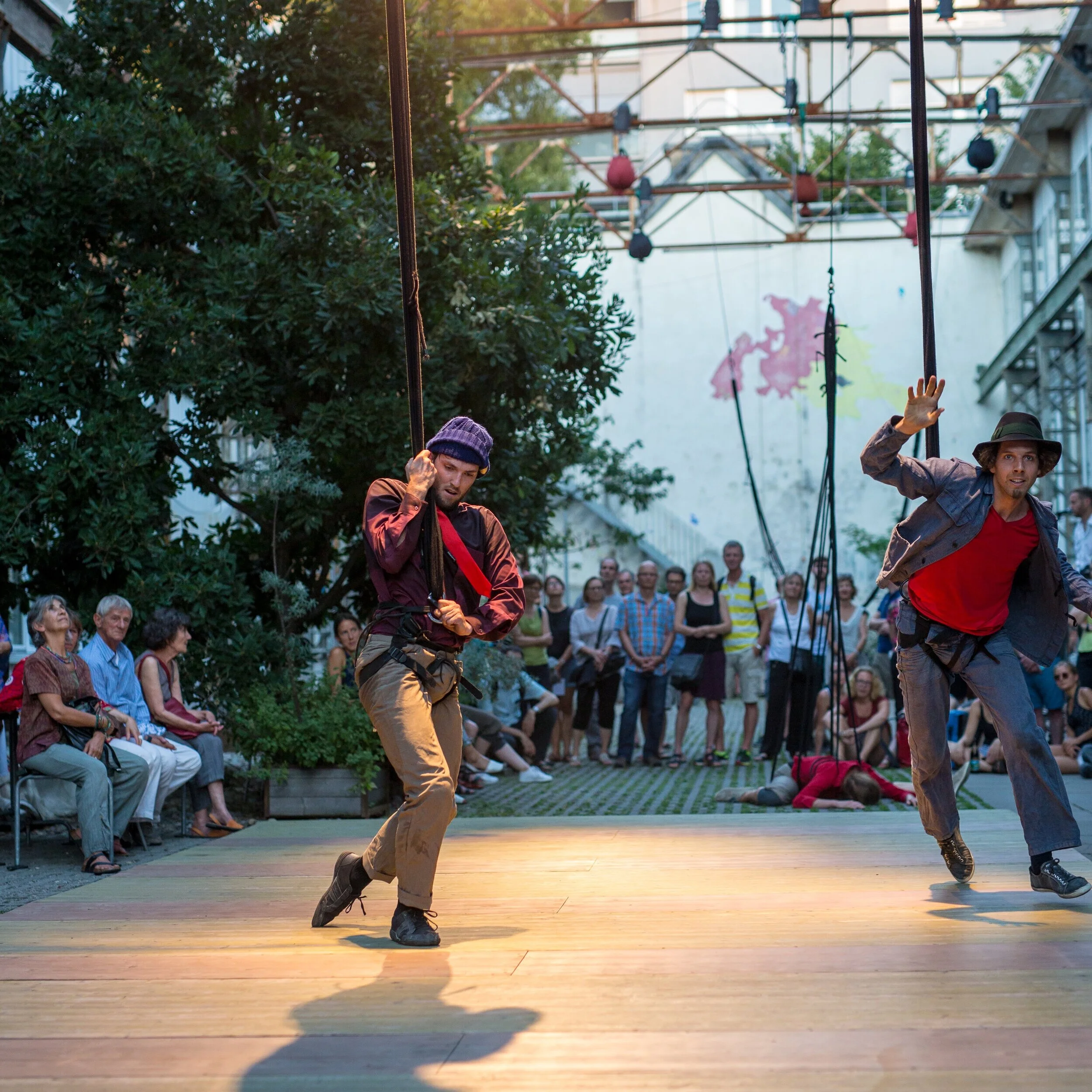 Michael Pascault (FR) & Flurin K .(sieh oben)Michael ist zeitgenössischer Tänzer, der nach seiner Ausbildung im CCN in Nantes arbeitete. Es folgten Engagements in der Schweiz, u.a. beim Cathy Sharp Dance Ensemble, T42 Dance Projects, sowie in Fr…