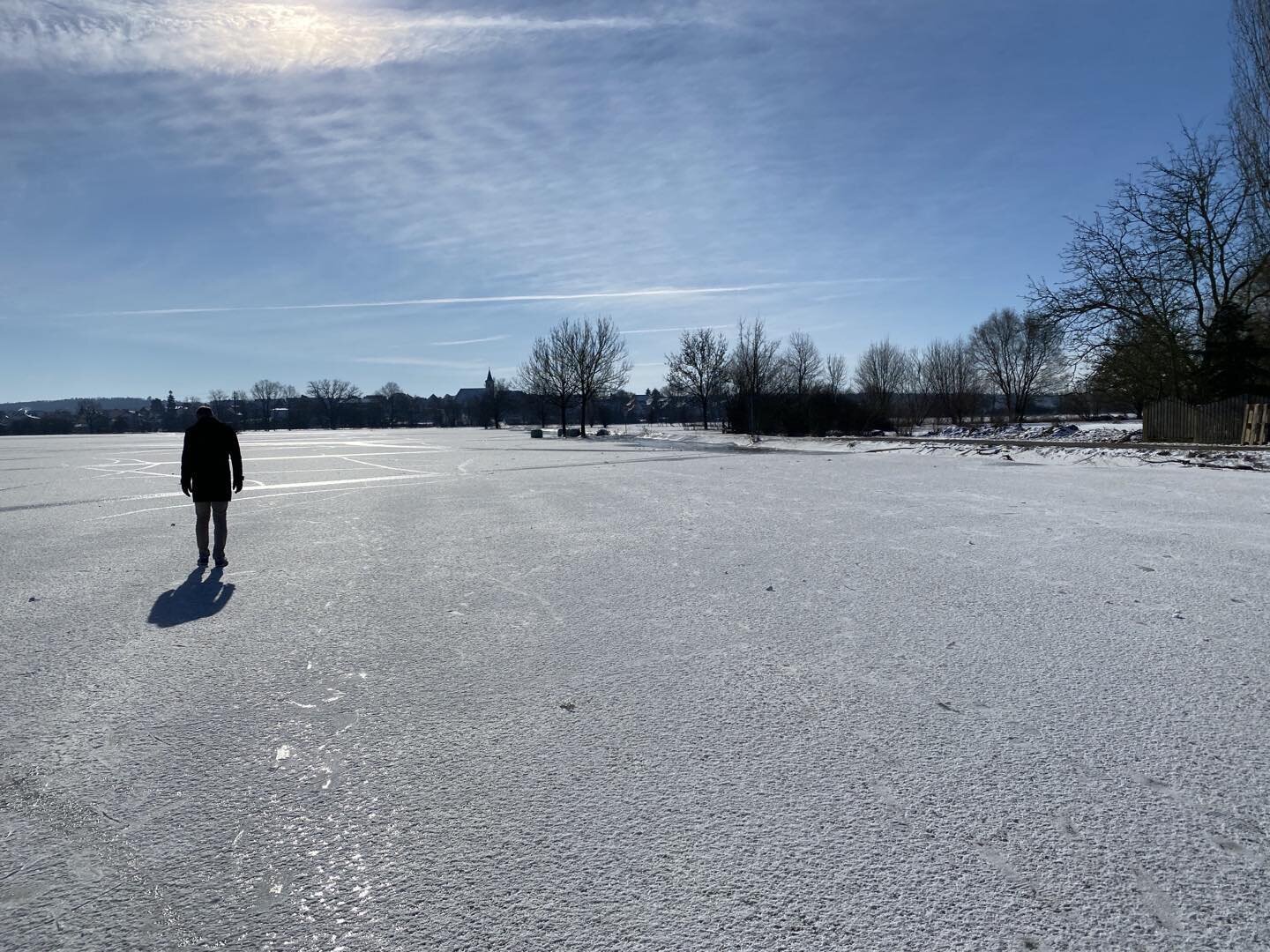 Sonntagsspaziergang auf dem Eis ❤️☀️❄️ #sonntag #alteheimat #wintersonne #wetterau #altenstadt #winter #eis #wosindmeineschlittschuh