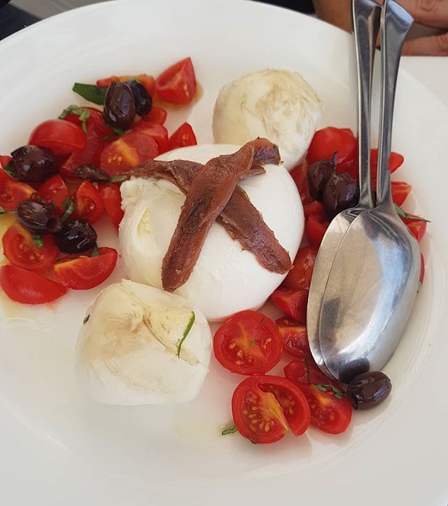 Today, one of our clients ordered our delicious #Caprese salad with burrata and *smoked* #mozarella (so yummy!). Then, the meal was followed by a few fresh #CatchOfTheDay fish and a side of #GrilledVegetables. So delicious, so fresh and a total treat