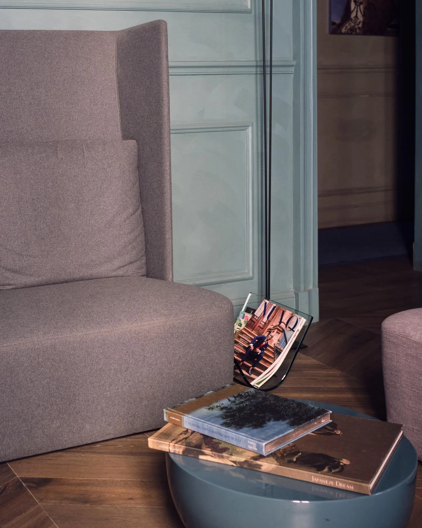 Bits from the atmospheric and elegant portrait room with key elements by @modulnova