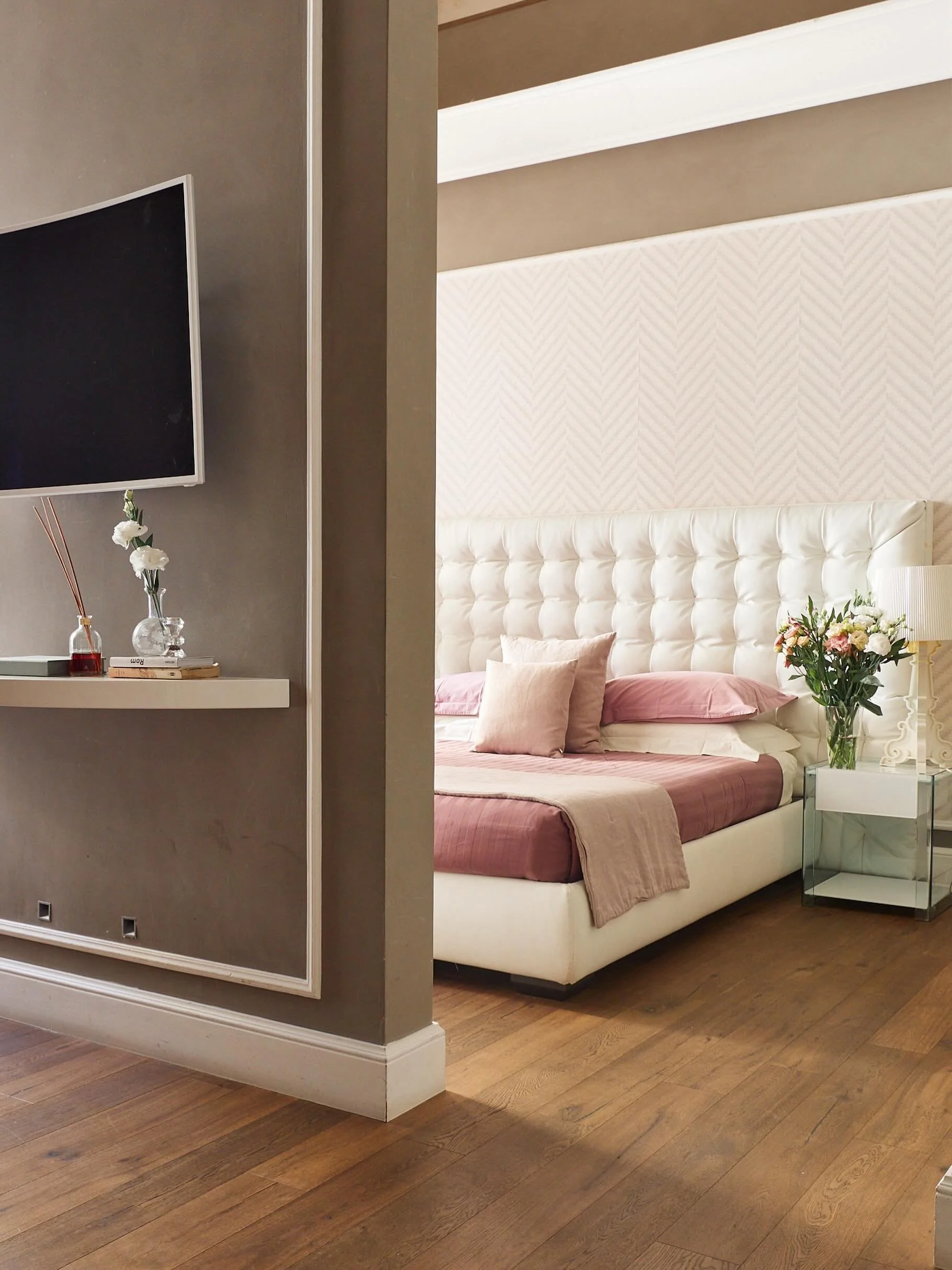 There&rsquo;s more than meets the eye. Come discover our junior suite deluxe.

#visitrome #boutiquehotels #romanstay