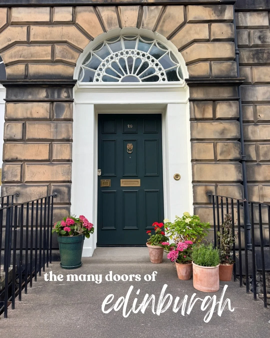 Yes I saw the Scottish crown jewels&hellip;but also perhaps *just* as importantly I saw so many beautiful doors in Edinburgh 🏴󠁧󠁢󠁳󠁣󠁴󠁿🌱🚪✨ 

My camera roll quickly filled up with all of these stunning doorways with plants, benches and mail slot