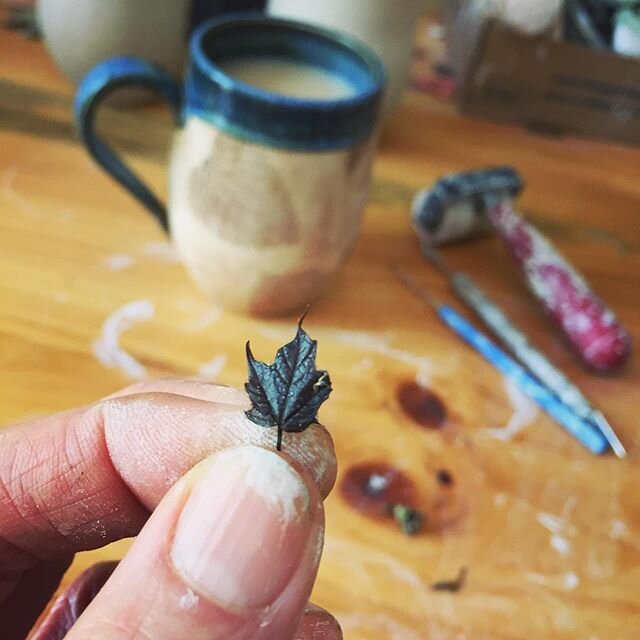 The teeniest tiniest maple lever ever!! 🍁
🍁
🍁
Tiny leaf season has pretty much ended (it&rsquo;s so short), so I was doing the last of my maple syrup pitchers, going through jars of collected small leaves to see which were still usable. Many had t