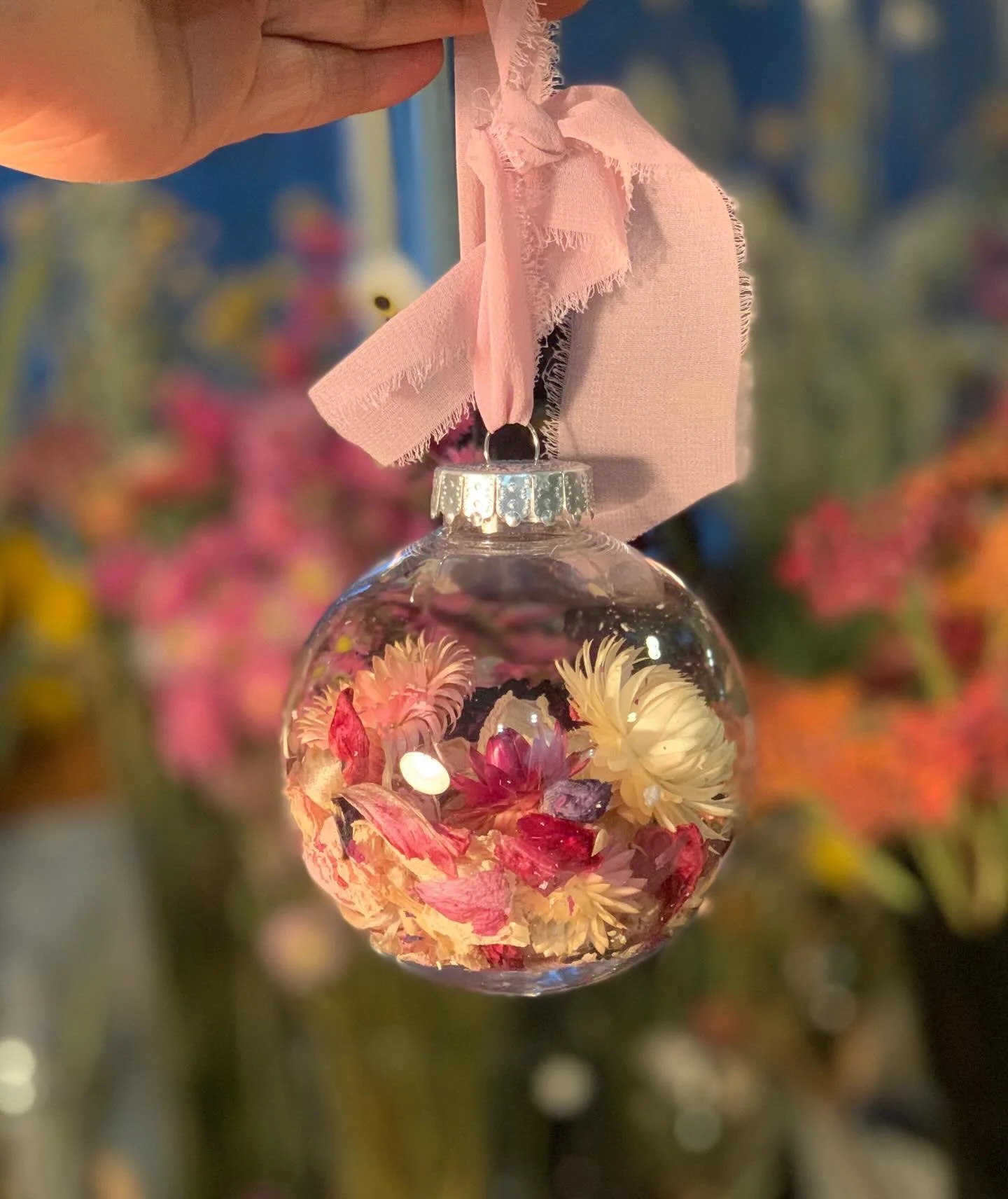 ⭐️NEW THIS WINTER⭐️
I&rsquo;m so excited to announce my first Holiday Workshops with locally harvested forest greens(🌲thank you Rob from Sicamous for finding me 💚) I also have a wide selection of ribbons and natural accents, like pine cones, dried 