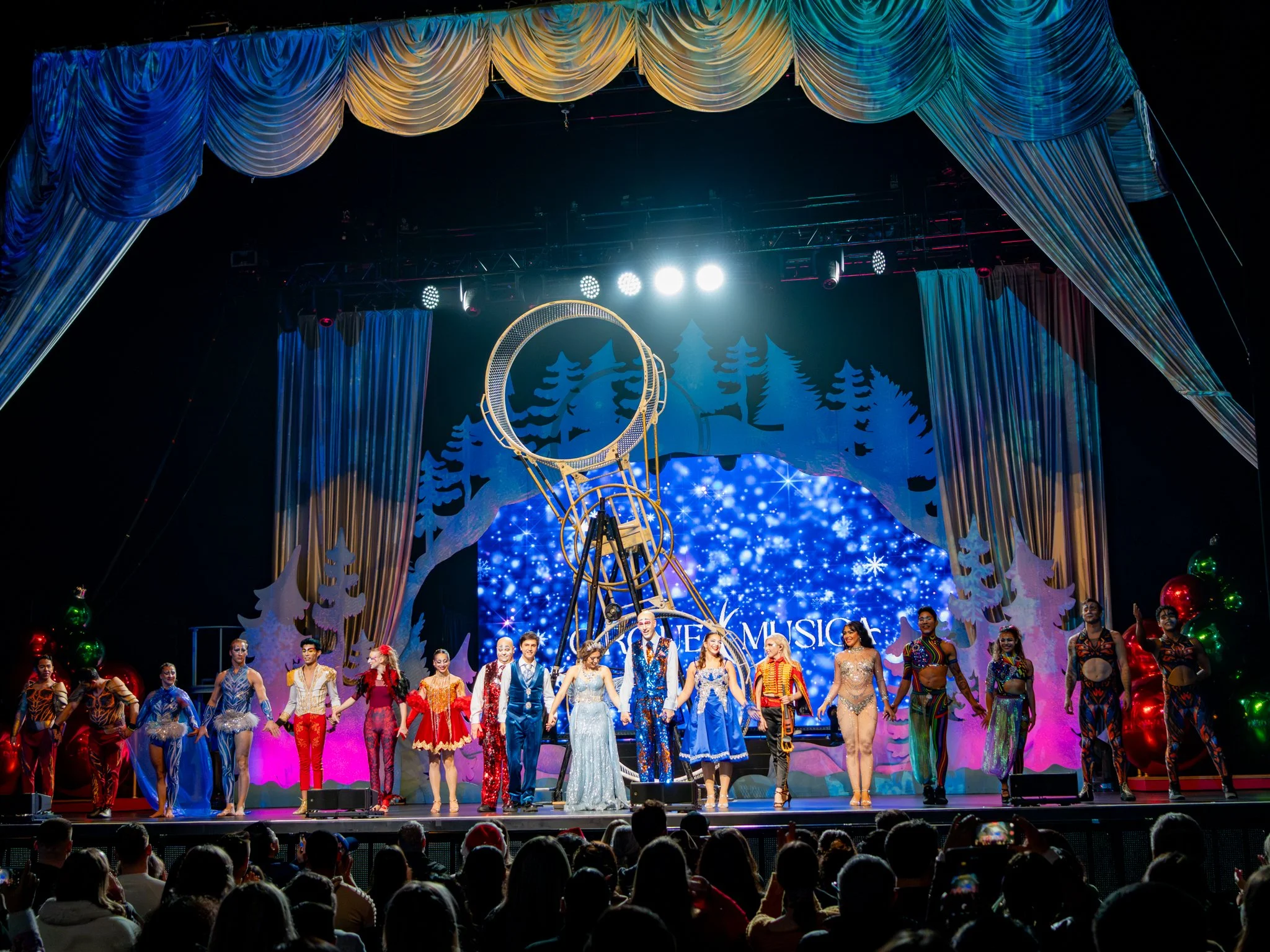 Another incredible night of tour at the @youtubetheater! Thank you to our fabulous audience who filled the house with so much energy, joy, and holiday spirit. ✨🎄 

#cirque #cirquemusicaholidaywonderland #cirquemusica #holidayseason