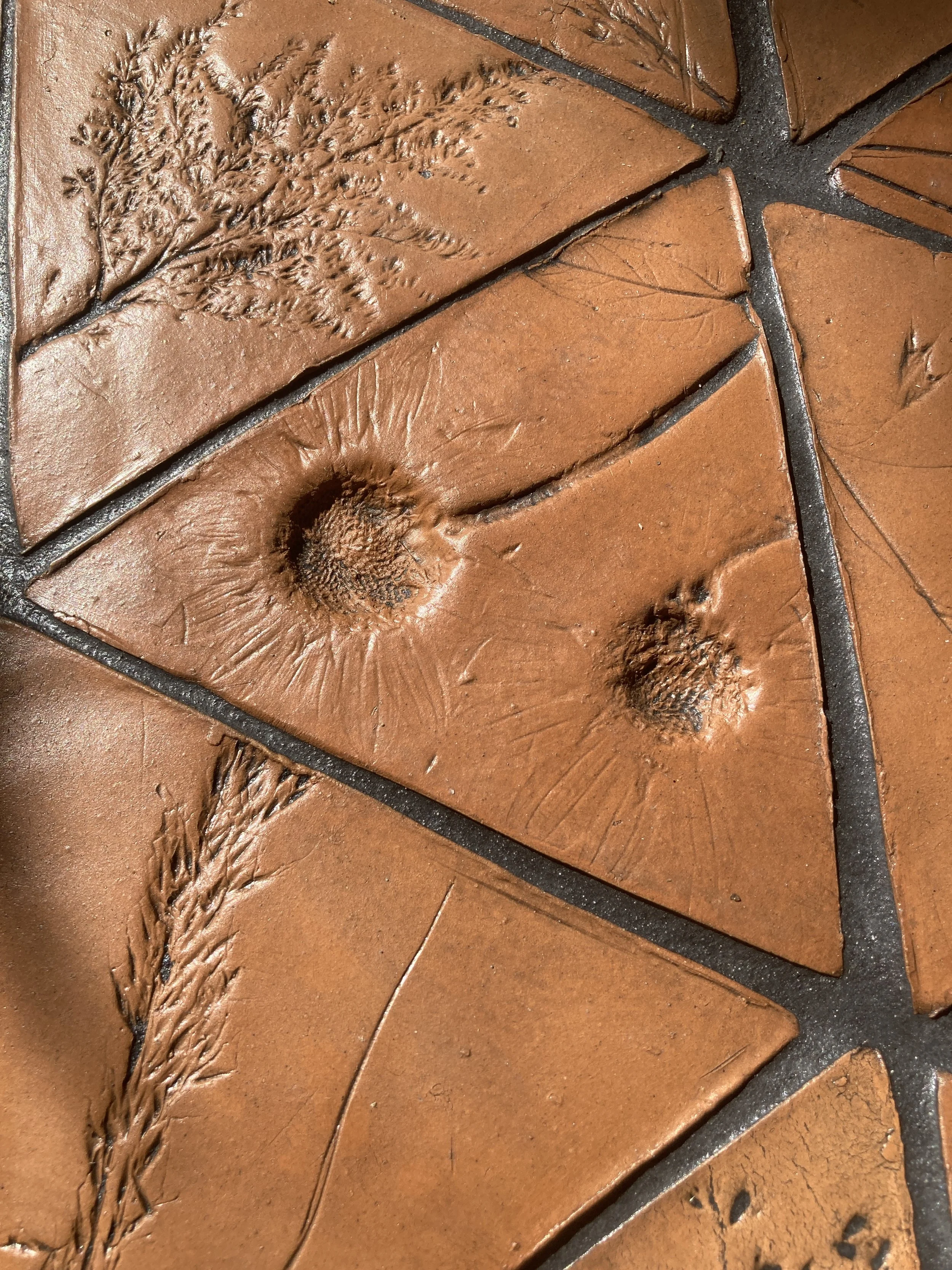 A seat at the table
2022
72” x 96” x 50”
Locally sourced clay, aged wood, found chair, honeysuckle branches
