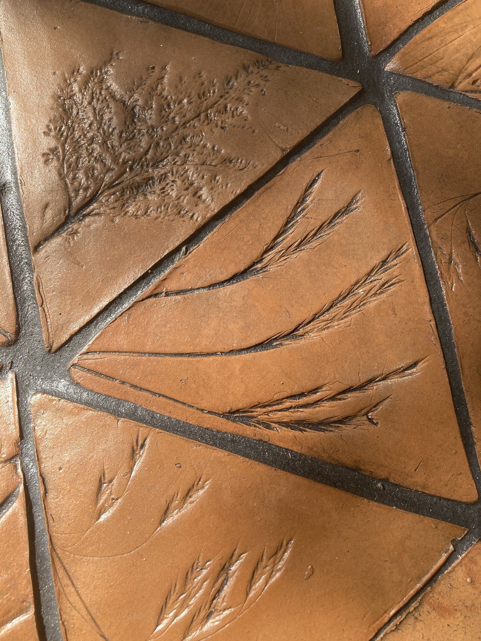 A seat at the table
2022
72” x 96” x 50”
Locally sourced clay, aged wood, found chair, honeysuckle branches
