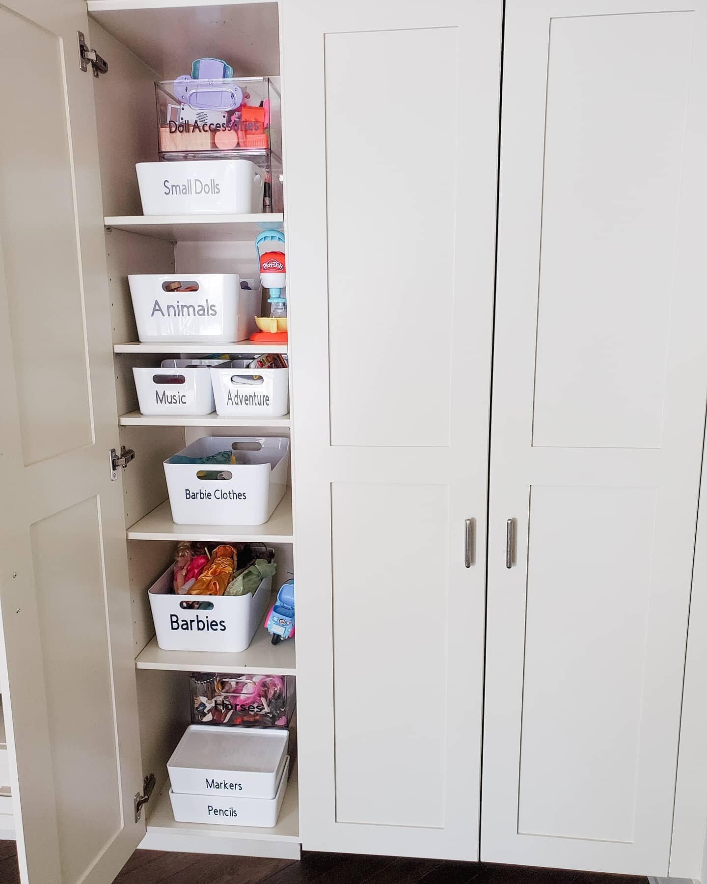 Playrooms are one of favourite places to organize because not only does it help kids see everything &amp; give them the tools to tidy on their own but also makes parents feel less overwhelmed by the toy clutter!

#sparxorganizing #sparx #sparxjoy #ge