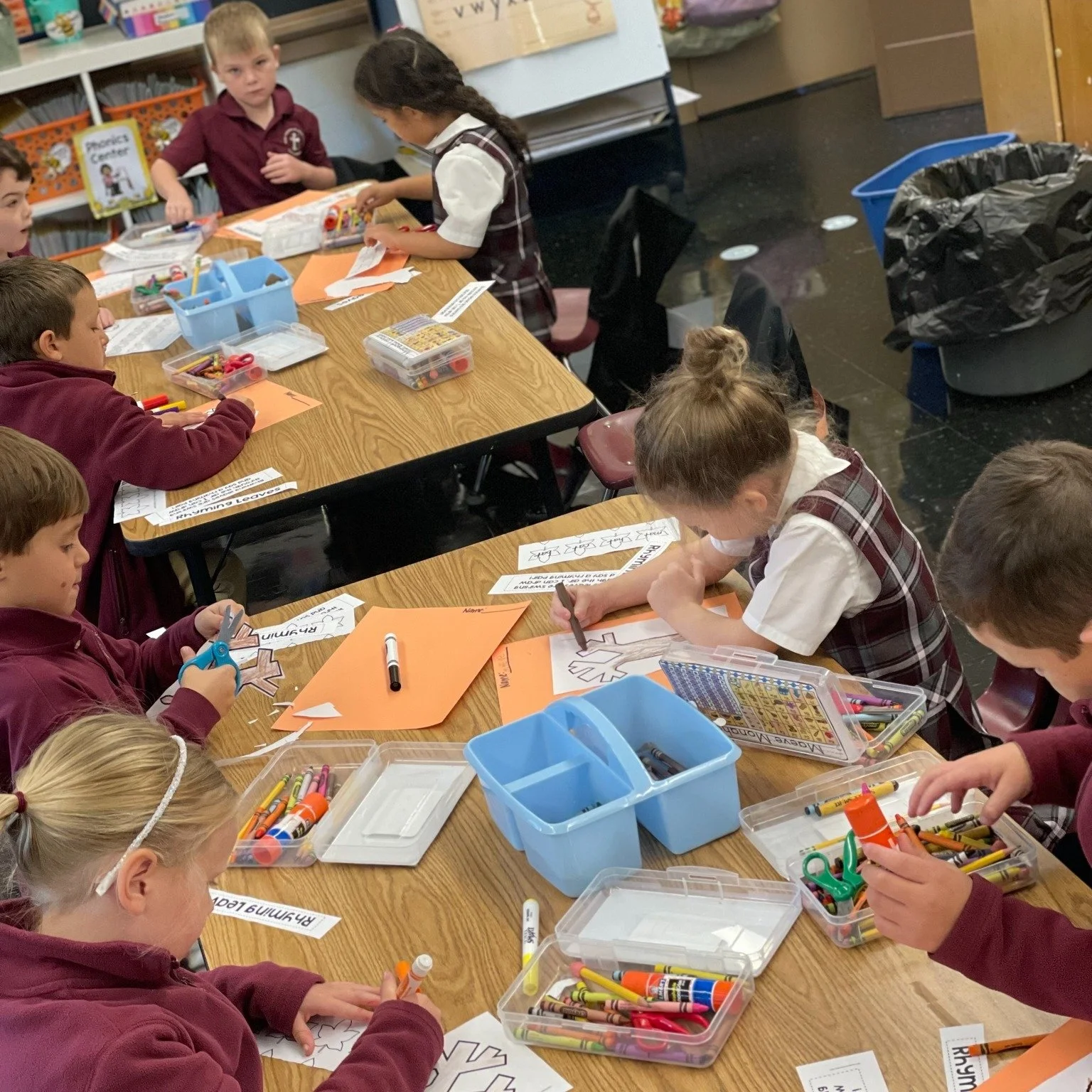 ✨ In Mrs. Kampanellas’ Kindergarten Class, our little learners were busy becoming word wizards! 🪄 Today we practiced tapping and blending rhyming words from the “-at” family — like cat, hat, and bat! 🐱🎩🦇
After mastering t