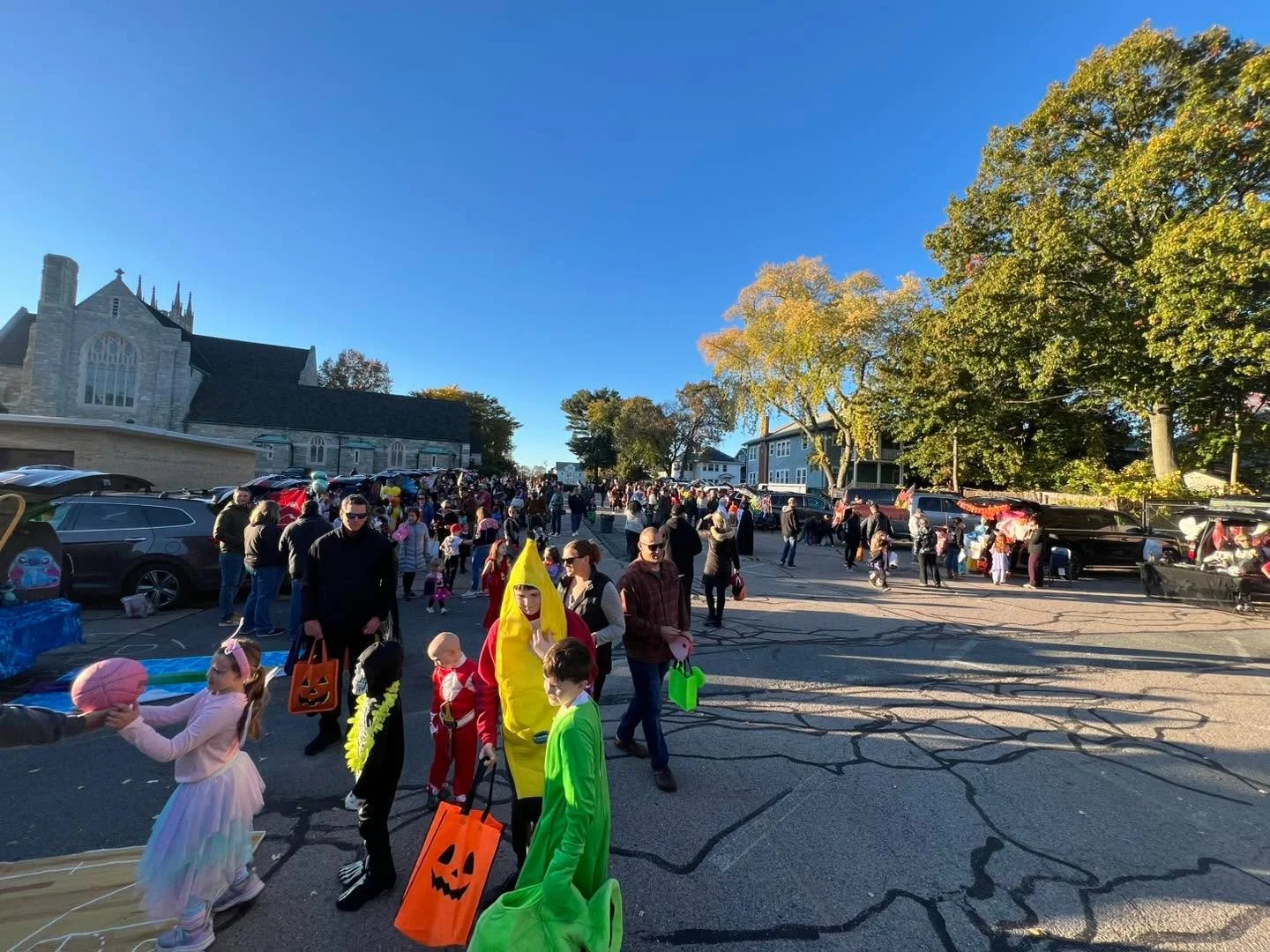 🎃🚗 Another spooktacular Trunk or Treat is underway! Thank you to all the amazing parents who went all out decorating their cars and handing out treats — your creativity and enthusiasm made the night such a hit! 👻🍬
We love seeing so many fu
