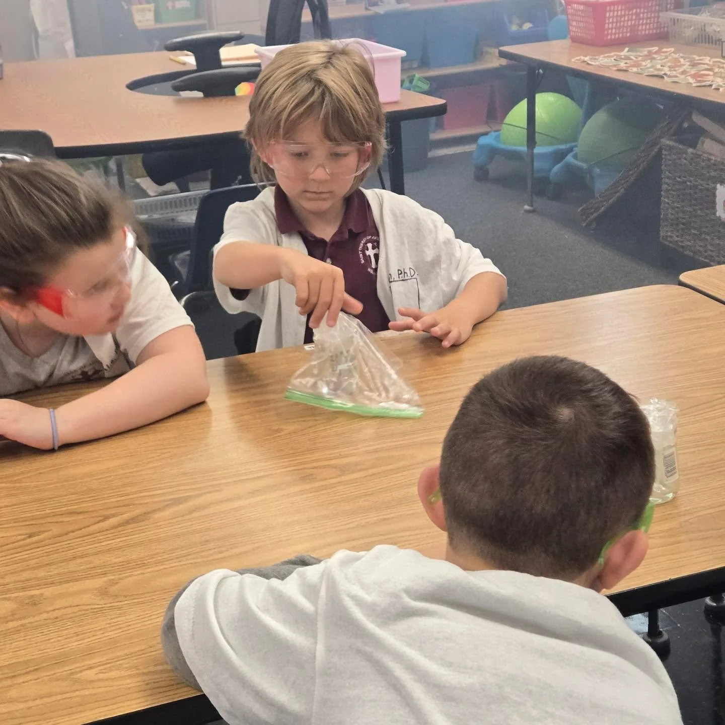 🎃 In Super Science this week, our students got into the spooky Halloween spirit by exploring fog! 🌫️ They learned how it forms, why it behaves the way it does, and got to see science and mystery come together right before their eyes! 👩‍🔬👻