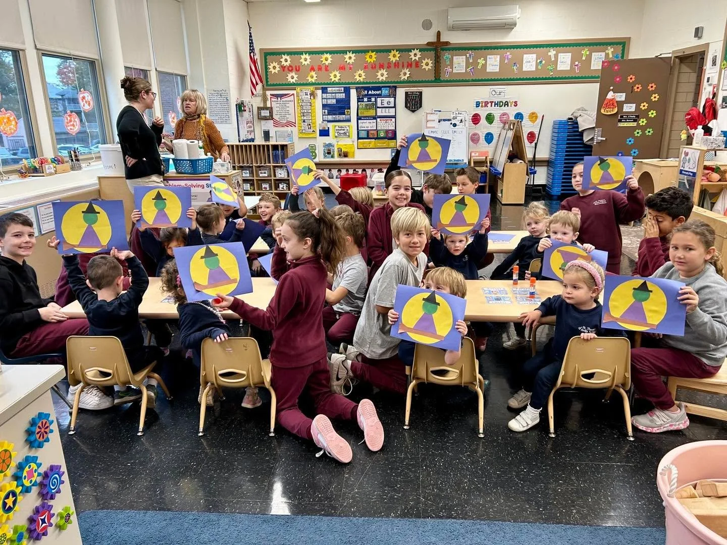 ✨Buddy Time!✨
This week, our students met up with their 4th Grade Buddies to celebrate the Halloween season. Together, they read Room on the Broom and created their own flying witches! 🎃📚🧹