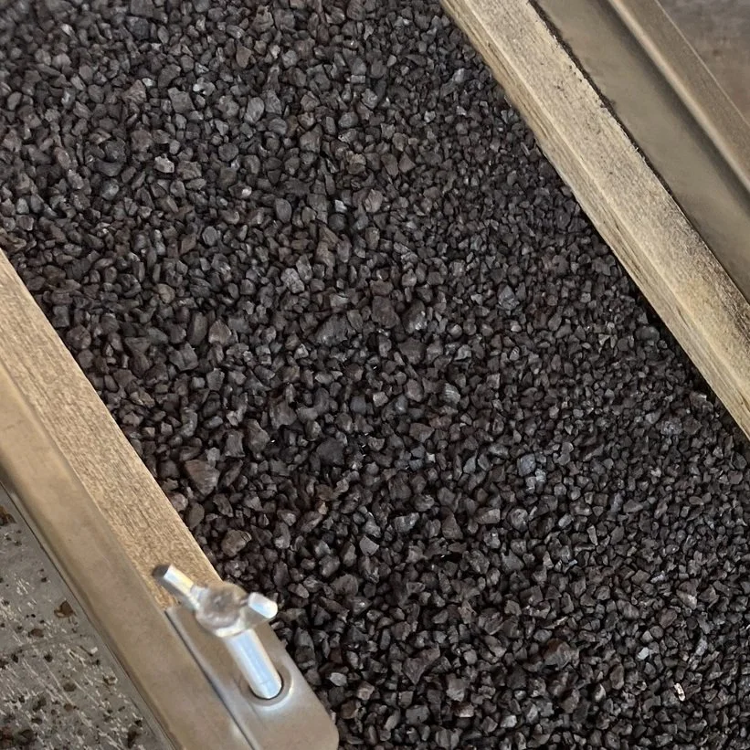 Dark cork grain resembles pebbles or dirt
