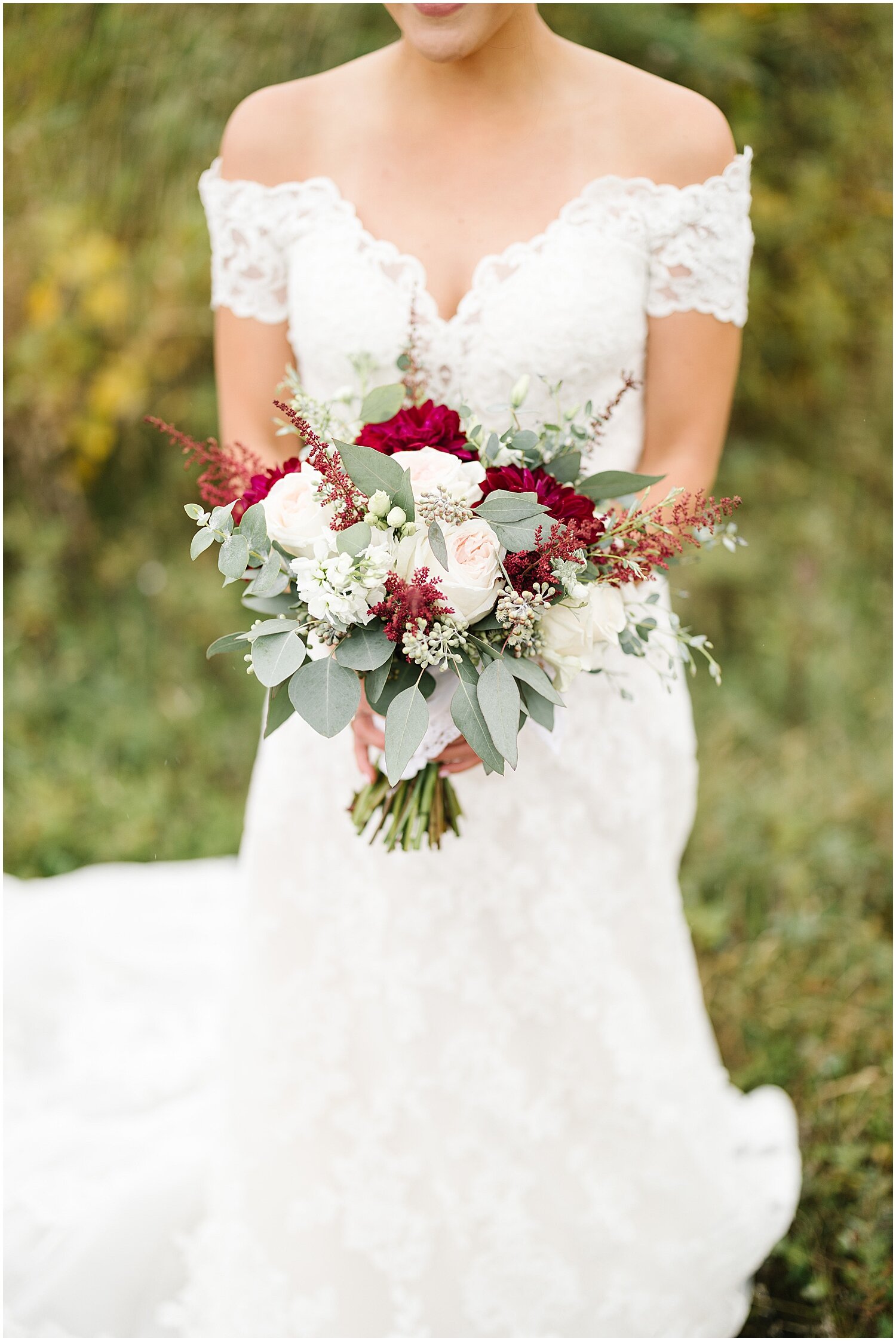  bride holding her bridal bouquet 