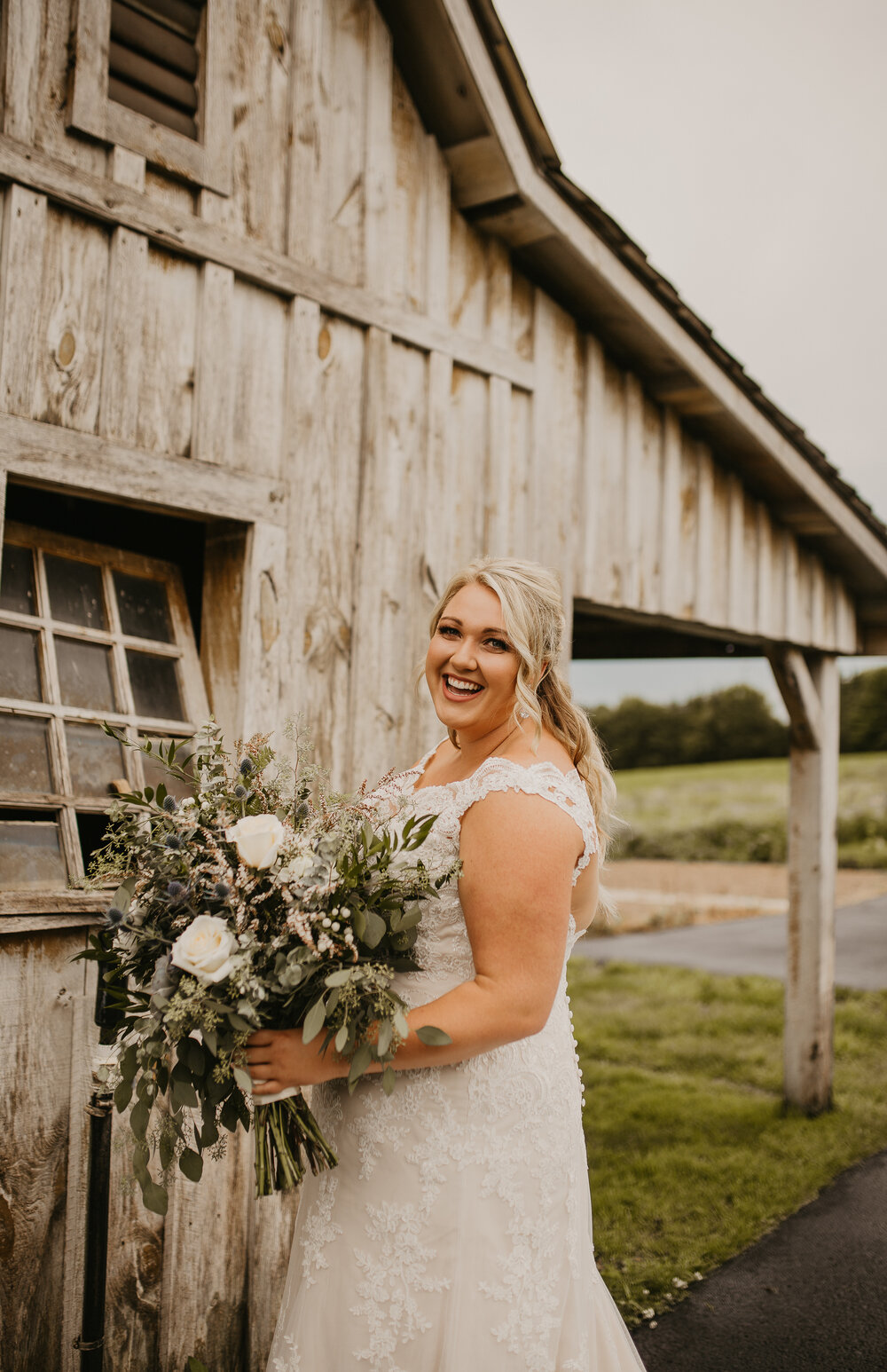  bride holding her bridal bouquet 