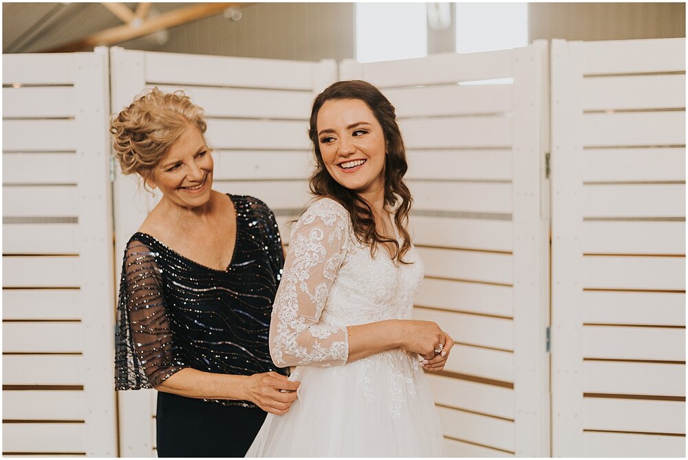  bride getting ready for her wedding in minnesota 