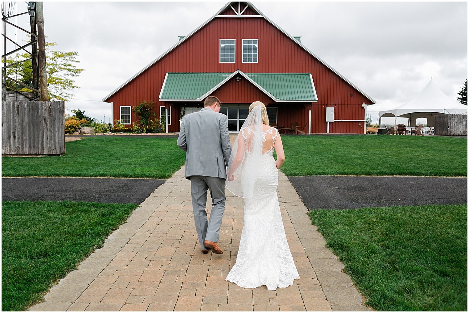  Red barn wedding venue in Minnesota 