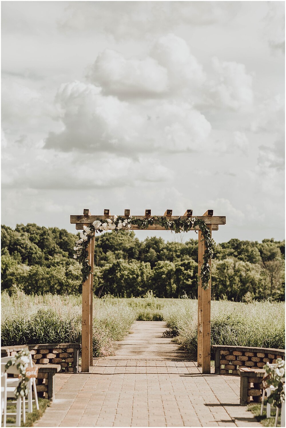  wedding arch for the outdoor wedding ceremony 